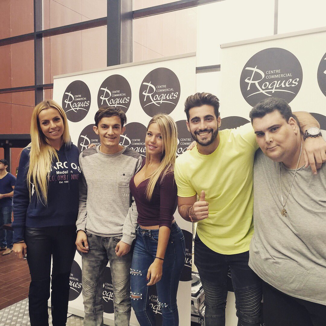 Groupe de jeunes personnes souriantes