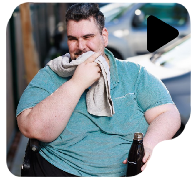 Jeune homme chantant au micro

